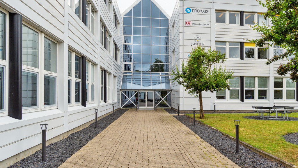 Lyse og indbydende kontorer ud til grønne arealer