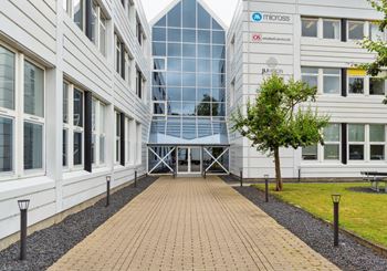 Lyse og indbydende kontorer ud til grønne arealer