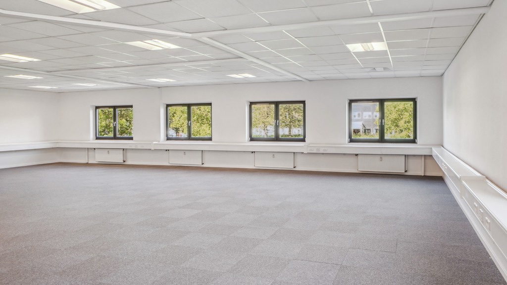 Lyst kontor med fri parkering og ladestandere