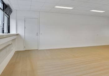 Fleksibelt og solidt lokale med let adgang i stuen