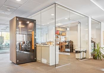 Lys erhvervsejendom ud til de grønne områder i Balle