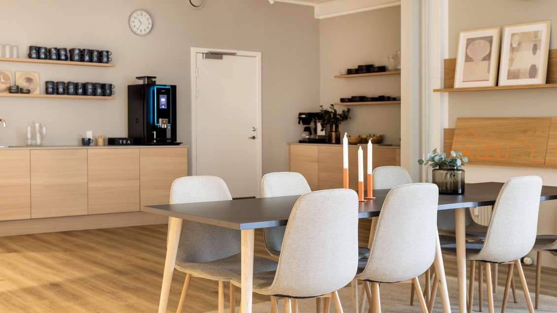 Moderne kontorfællesskab i Ballerup med lyst spisekøkken, kaffemaskine og fælles faciliteter til erhvervslejemål.