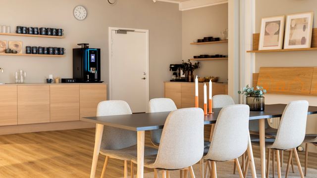 Moderne kontorfællesskab i Ballerup med lyst spisekøkken, kaffemaskine og fælles faciliteter til erhvervslejemål.