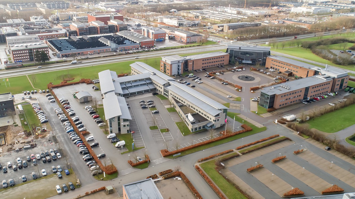 Luftfoto af moderne kontorejendomme og parkeringspladser i erhvervsområdet Lautrupvang i Ballerup.