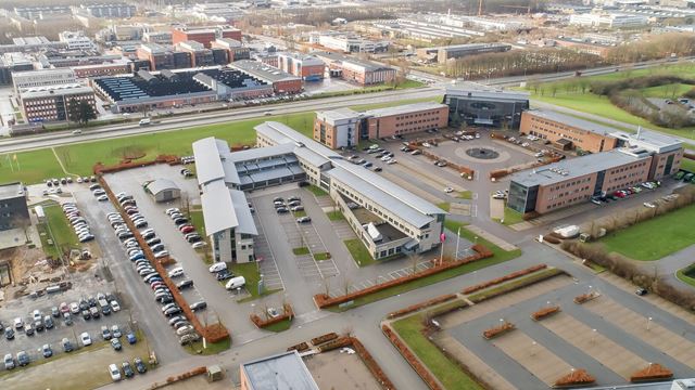 Luftfoto af moderne kontorejendomme og parkeringspladser i erhvervsområdet Lautrupvang i Ballerup.