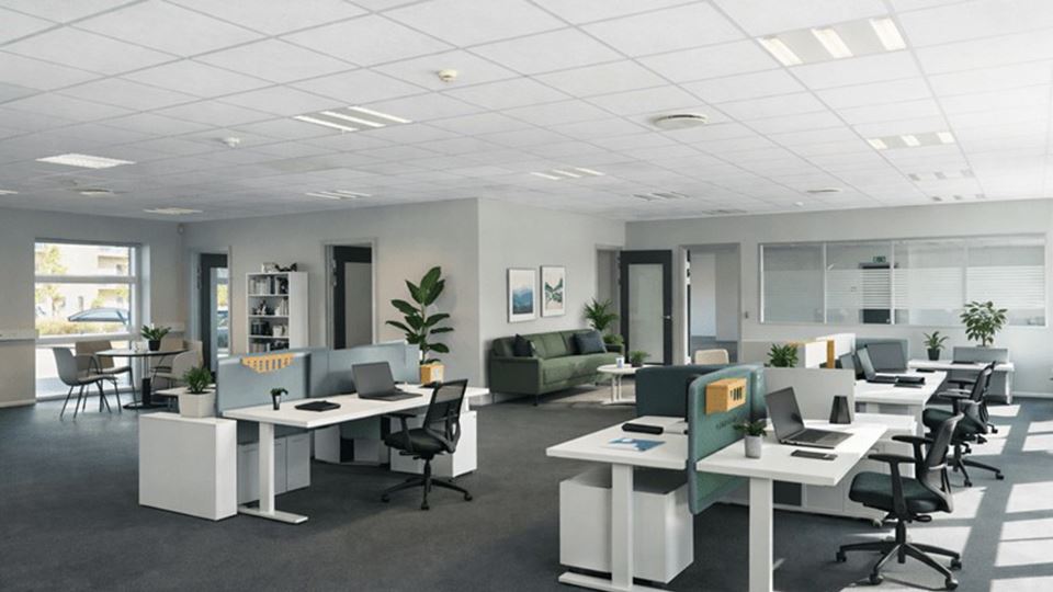 Moderne lyst kontordomicil på Bymosevej 4 i Helsinge med åbent kontorlandskab og loungeområde.
