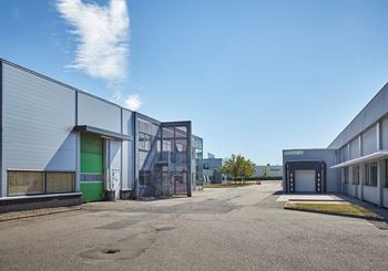 Stort højloftet lager med port samt mindre kontor