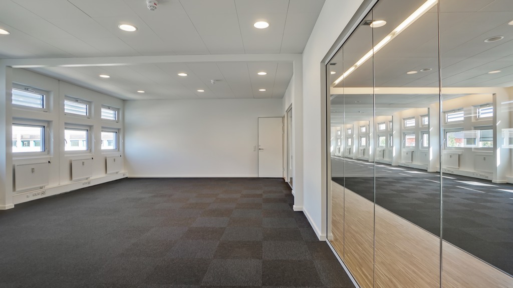 Lyst kontor med fleksible indretningsmuligheder