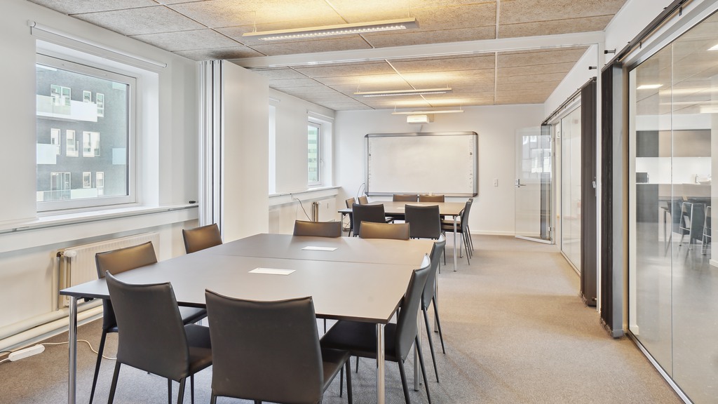 Lyst og åbent kontor med central placering i Herlev