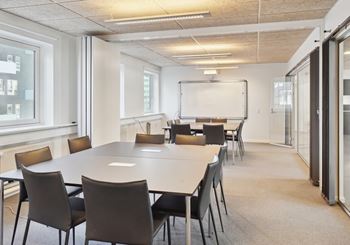 Lyst og åbent kontor med central placering i Herlev